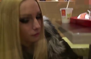 xxx 小心地揭穿了那个戴着项圈的金发女郎 免费的成人色情影片 高清