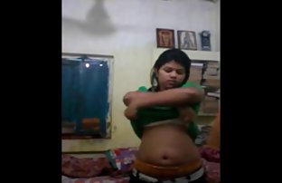 xxx 柔软的黑发小鸡爱抚字母 性感的女人在纱丽 印度人