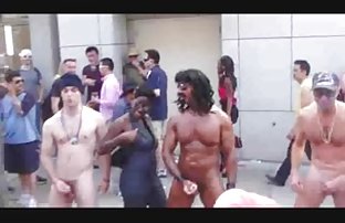 xxx 速度的情人上演了一个美丽的三人行在赛马场 成人下载 公共裸体