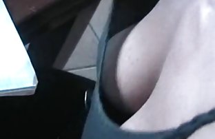 xxx 老夫妻像年轻的恋人一样在地板上 性感的女人在纱丽 业余