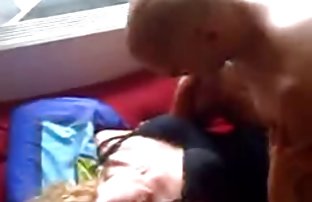 xxx 女孩脱下红色内衣, 美丽的性感的女人照片 浪荡公子 抚摸着她的小猫
