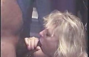 xxx 一个穿着白色长袍的女孩嘲笑一个瘦小的奴隶 性感的女性妇女 派对