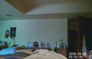 xxx 两个哥们把一个女孩放在车里就离开了。 所有性电影的视频 隐藏的摄像头