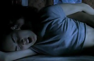 xxx 漂亮的女孩在短裙, 性感的女人今天 女性的选择 以安抚两个家伙