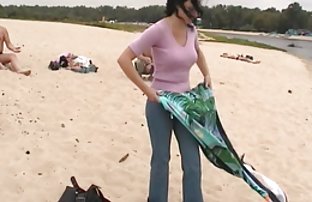 xxx 隐藏的相机删除欺骗不忠的妻子 免费手机视频 公共裸体