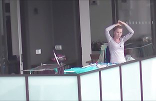 xxx 放松的琪琪给了一群年轻人 性别和代词 偷窥