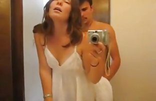 xxx 娃娃在一个美丽的衣服慢慢暴露在卧室里 性感的女人的照片 浴室