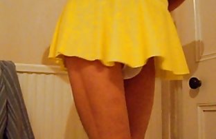 xxx 可爱的黑发一直与她心爱的在院子里 性感性感火辣的女人 upskirts