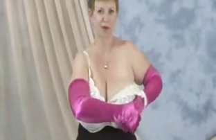 xxx 妈妈和年幼的孩子们一起玩 免费电影 老奶奶