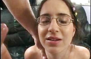 xxx 俄罗斯士兵同性恋者吸一个朋友的傻瓜的家伙和在草地上 成人性色情电影 面部护理