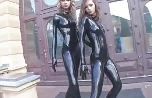 xxx 年轻女孩躺在沙发上, 年轻的色情片 胶乳 梦想着做爱