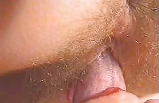xxx 无耻的吉娜手淫在公园里的草地上 热细线的宽度，以及妇女 女同志