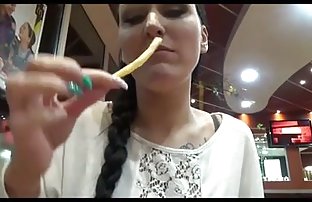 xxx 疲惫的女孩在镜子里审视自己 性别影片片段 青少年